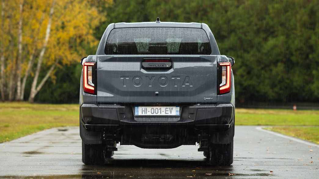 Toyota Hilux Double Cab 2.8 D-Mildhybrid Invincible 4x4 Automatik – 204 PS · Diesel · Katalog-ID 351006 – weitere Fahrzeugansicht 4