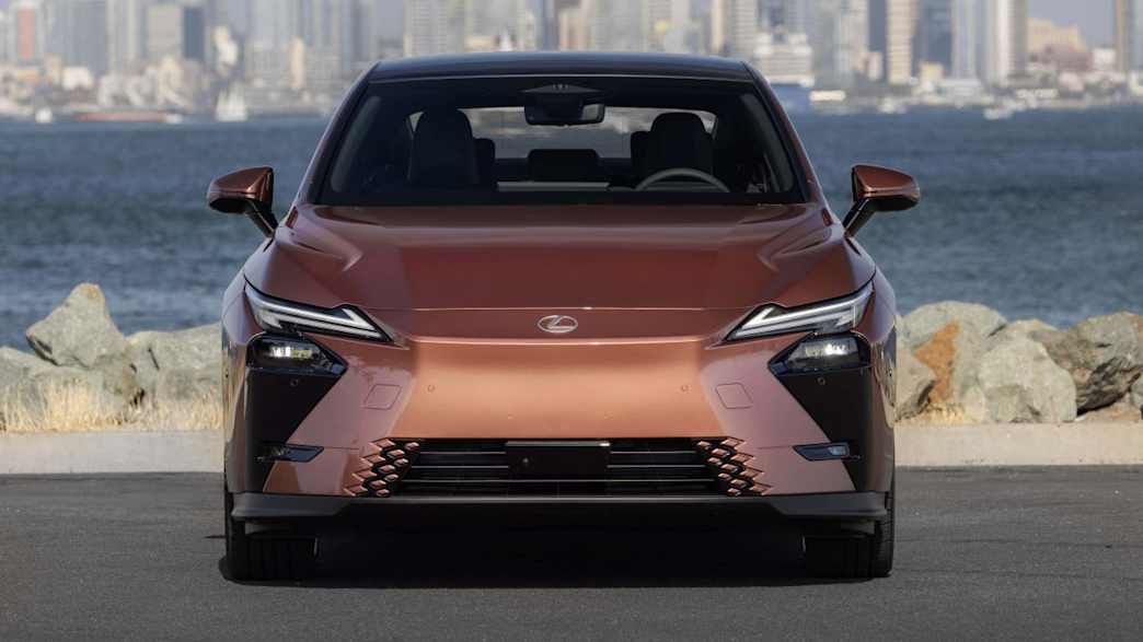 Lexus ES 300h Comfort E-FOUR eCVT – 196 PS · Super · Katalog-ID 351329 – Fahrzeugansicht