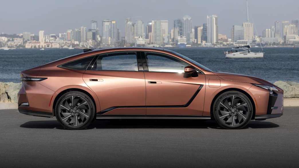 Lexus ES 300h Comfort E-FOUR eCVT – 196 PS · Super · Katalog-ID 351329 – weitere Fahrzeugansicht 3