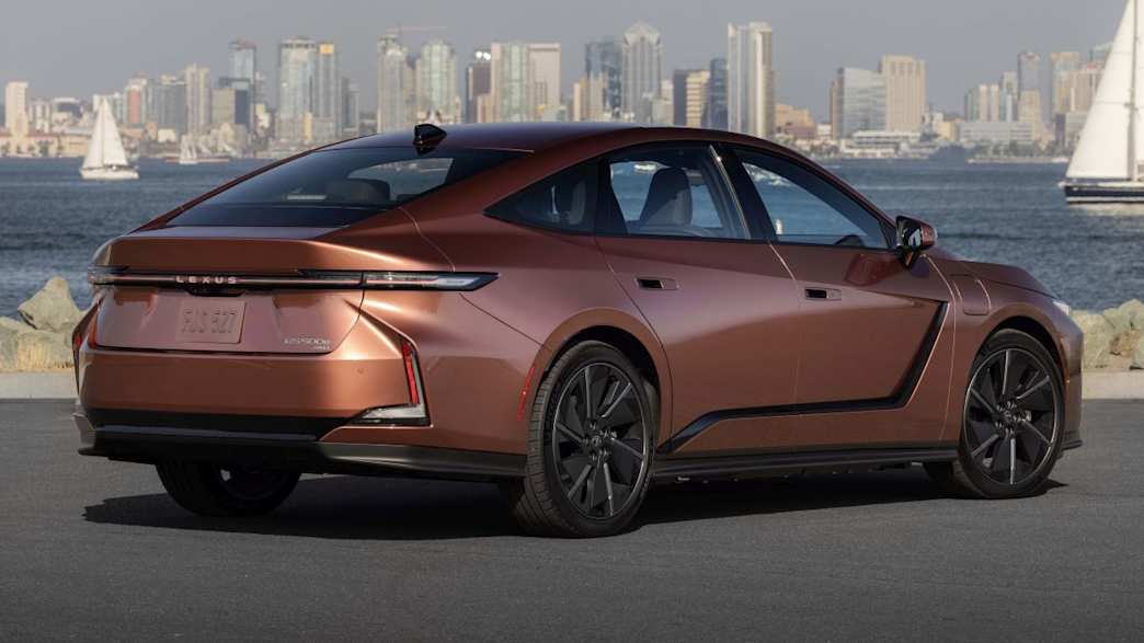 Lexus ES 300h Comfort E-FOUR eCVT – 196 PS · Super · Katalog-ID 351329 – weitere Fahrzeugansicht 4