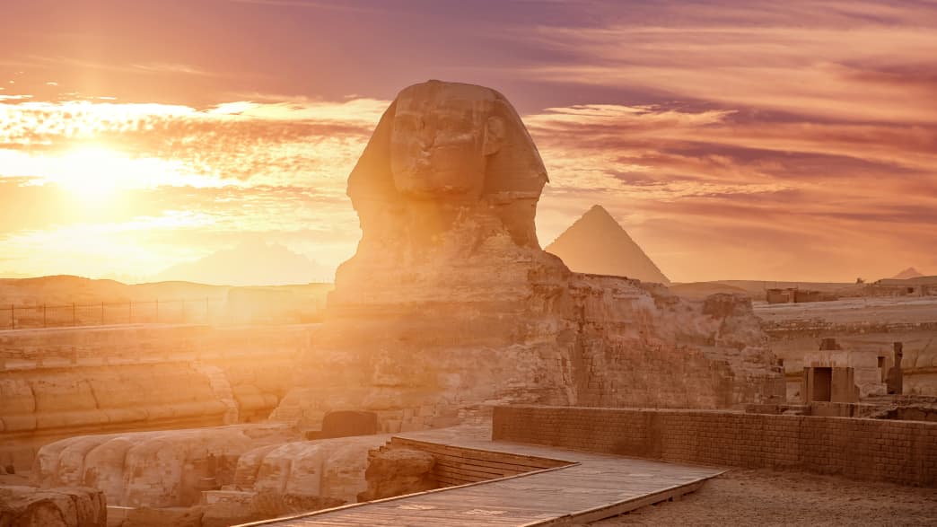 Die Sphinx und Pyramiden bei Sonnenuntergang in Gizeh, Ägypten
