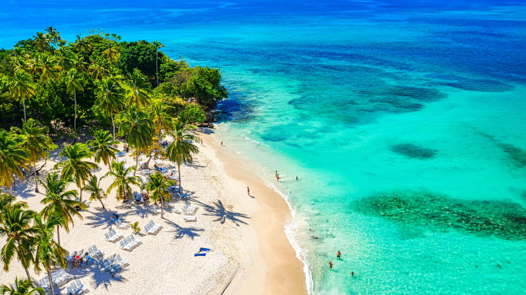 Dronenaufnahme von der Insel Cayo Levantado in der Dominican Republic.