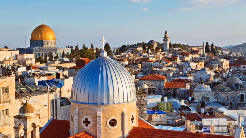 Blick über die Dächer Jerusalems mit der Armenischen Kirche und der goldenen Kuppel des Felsendoms