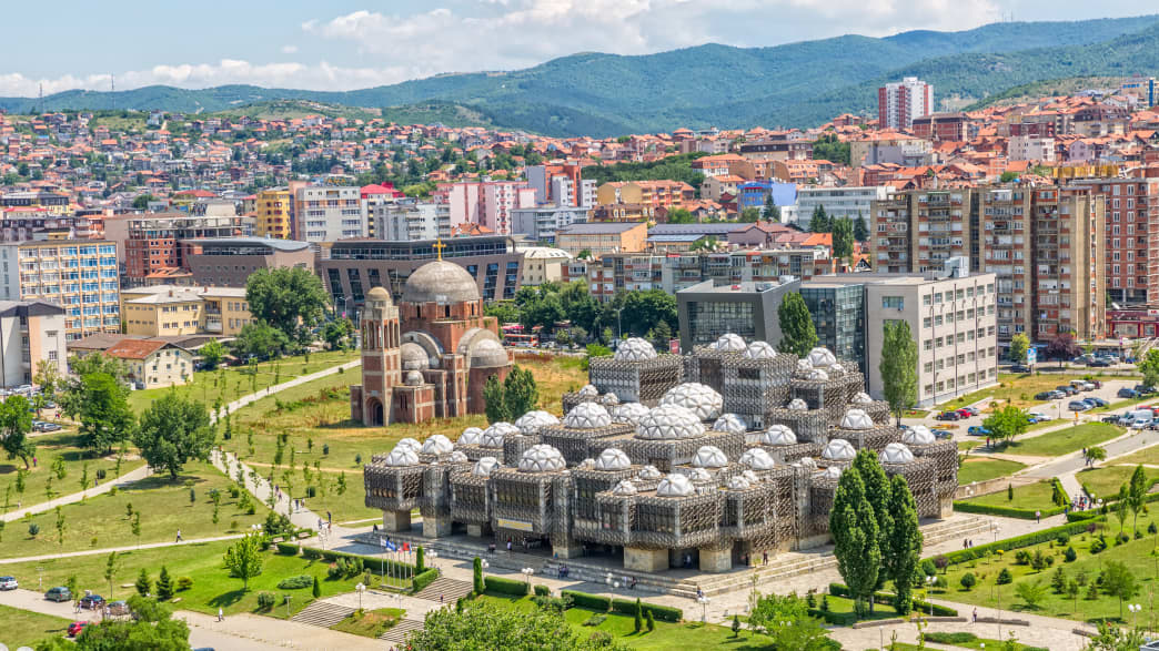 Blick auf die Stadt Pristina im Kosovo