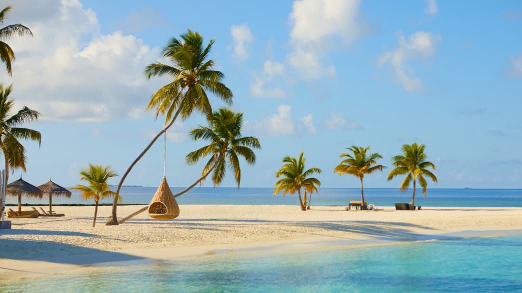 Blick auf einen Strand auf den Malediven