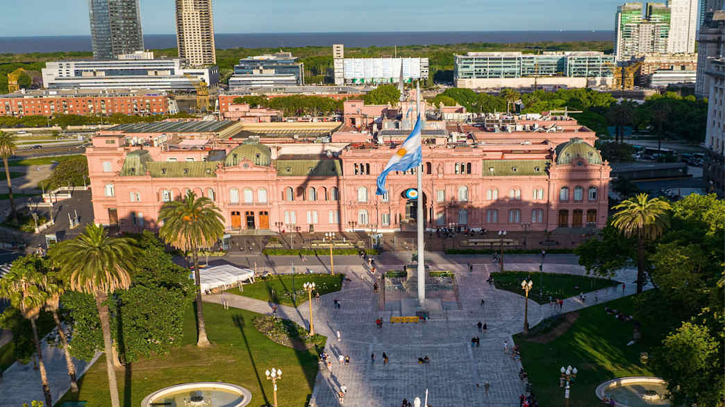 Blick über den Plaza de Mayo auf das Haus des Präsidenten der Casa Rosada