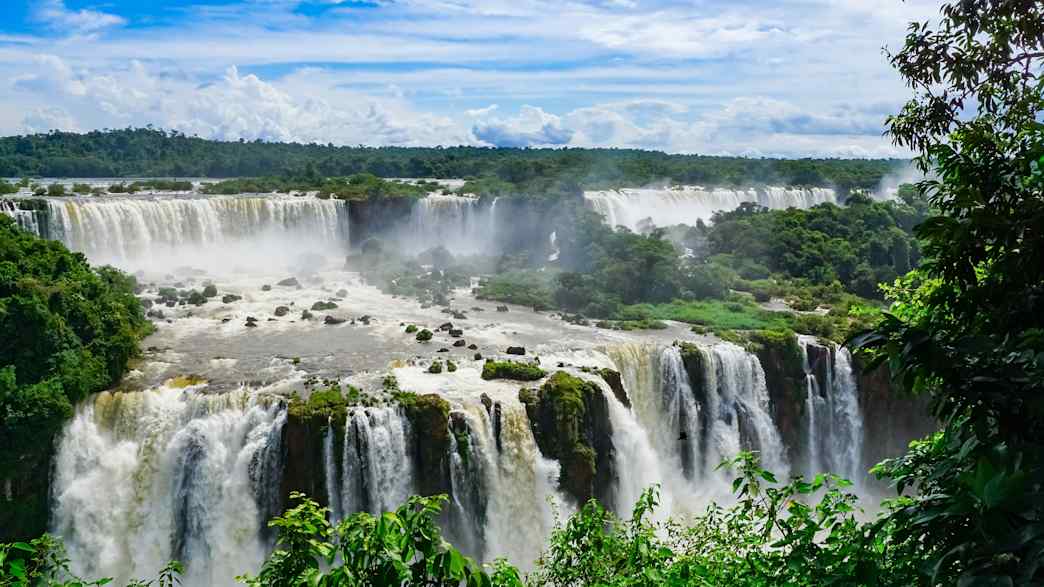 Panoramablick auf die Iguazú Wasserfälle in Argentinien