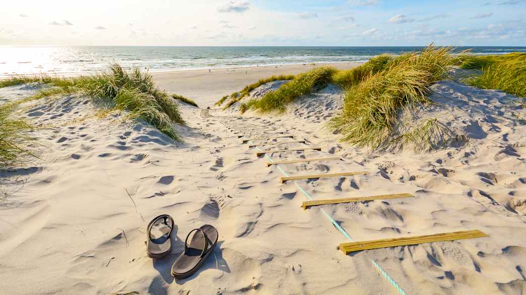 Blick auf einen sonnigen einsamen Strand auf Jütland in der Nähe von Henne Strand