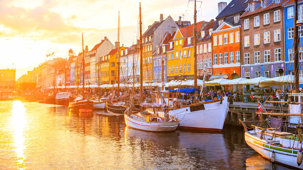 Nyhavn-Kanal in Kopenhagen im Abendlicht mit Schiffen