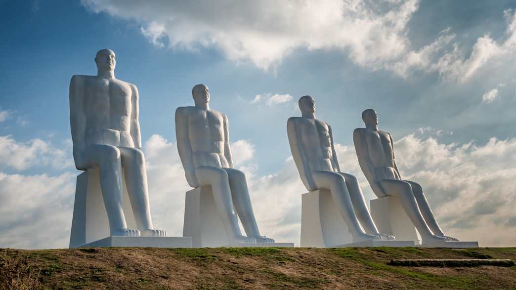 Neun Meter hohe Skulpturengruppe Der Mensch am Meer in Sædding Strand nordwestlich vom Esbjerg
