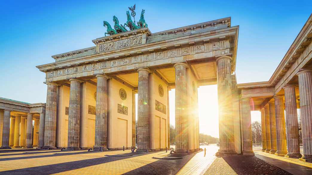 Das Brandenburger Tor in Berlin bei untergehender Sonne