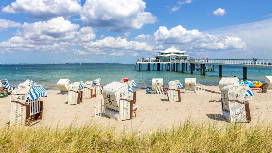 Timmendorfer Strand an der Nordsee mit Strandkörben, im Hintergrund die Seeschlösschenbrücke