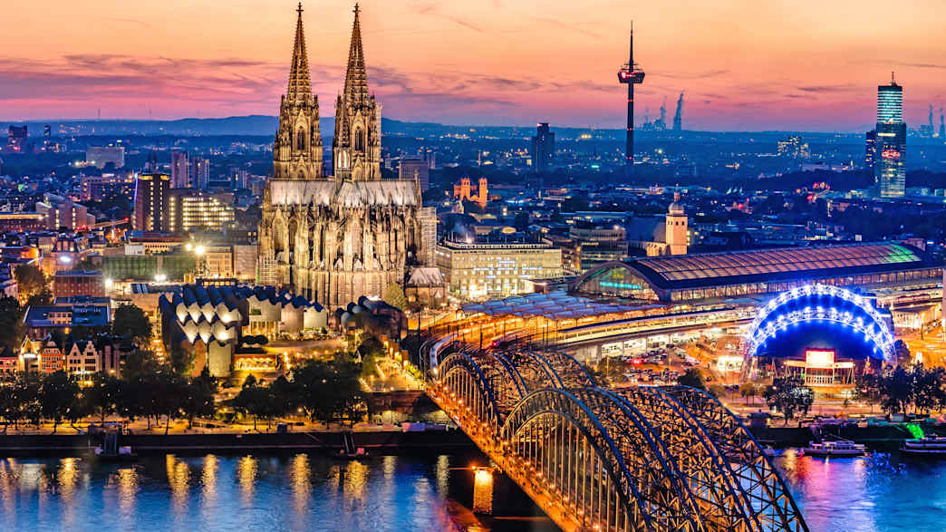 Nachtaufnahme von Köln mit Rheinbrücke und Kölner Dom