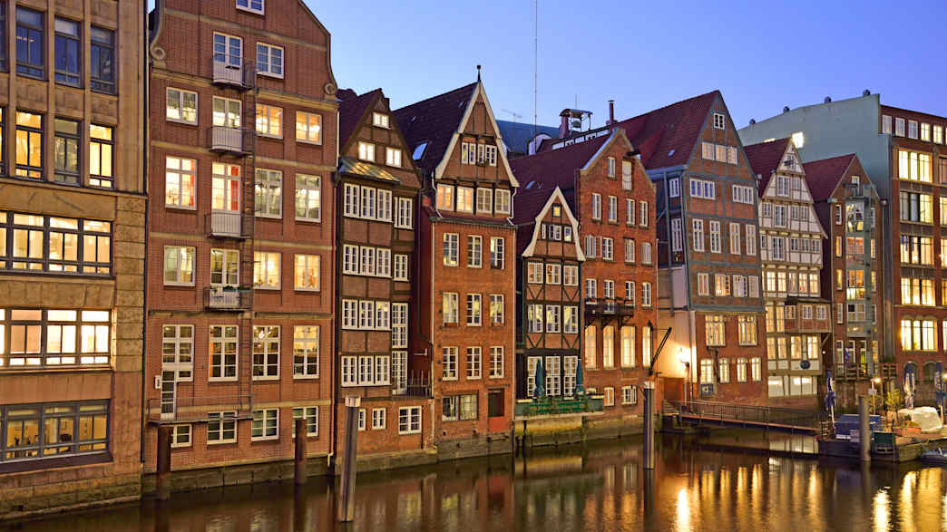 Der Nicolaifleet in Hamburg bei Abendstimmung
