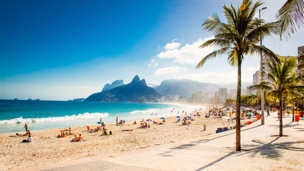 Ipanema Beach in Brasilien mit Blick auf Morro Dois Irmãos, den Berg der zwei Brüder