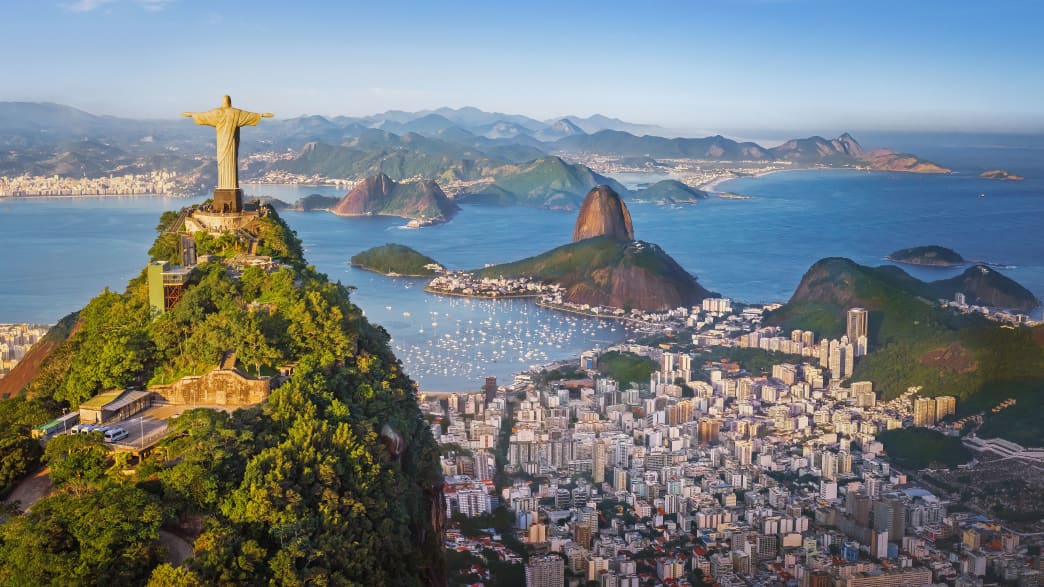 Luftaufnahme von Rio de Janeiro, Brasilien, im Vordergrund die Christus-Status, im Hintergrund der Zuckerhut