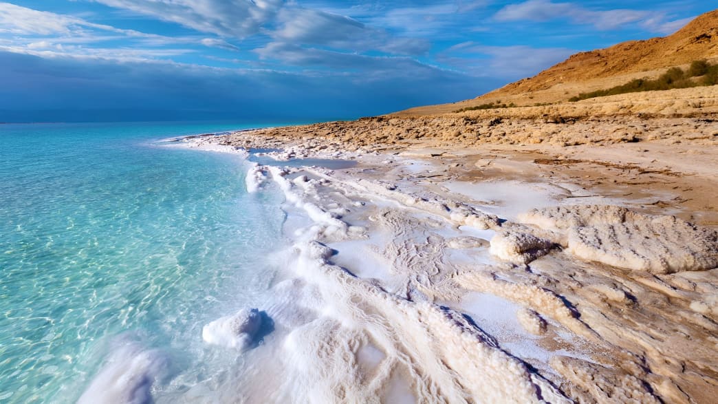 Salziger Strand am Toten Meer in Jordanien