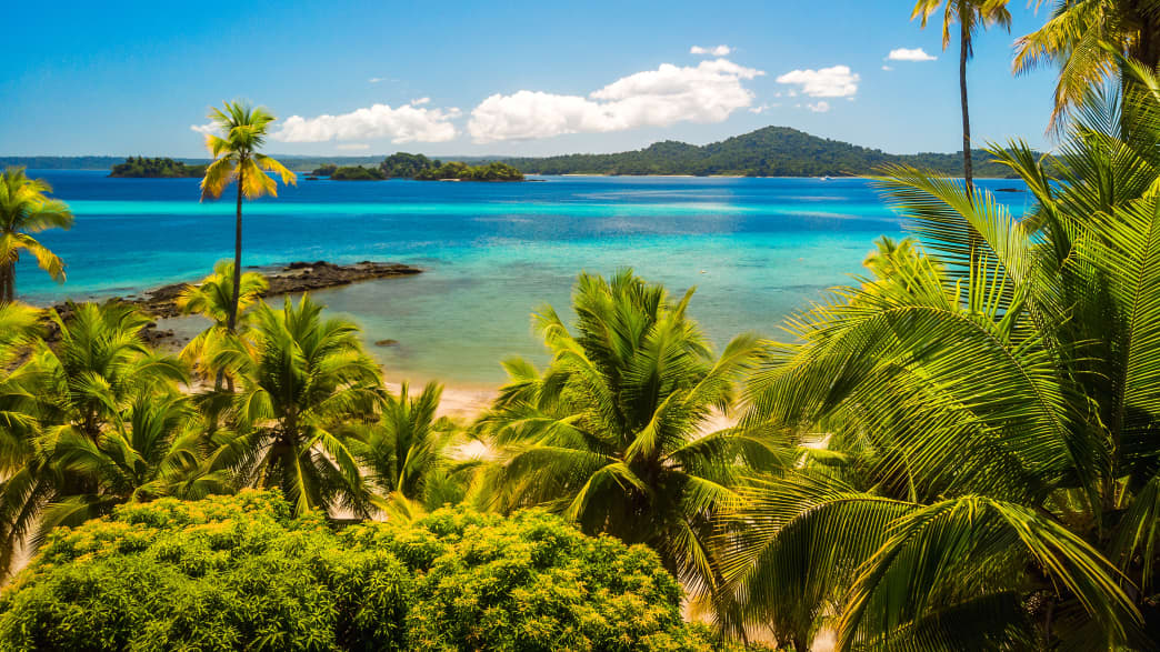 Strand mit Palmen auf der Insel Coiba in Panama