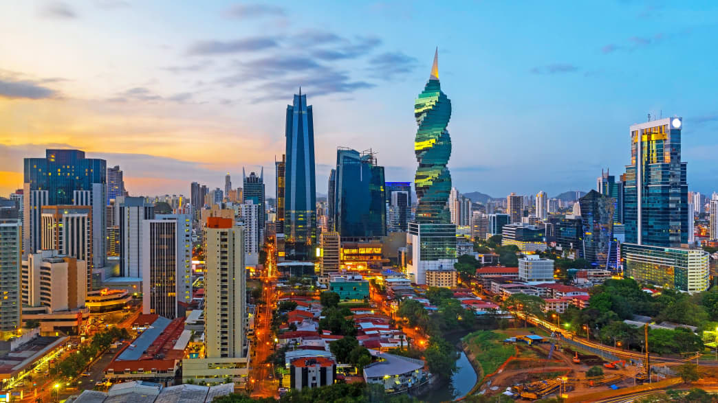 Die Skyline von Panama City in der Dämmerung