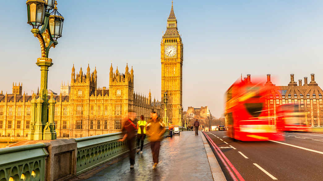 Blick auf Big Ben in London mit einem roten Doppeldecker Bus