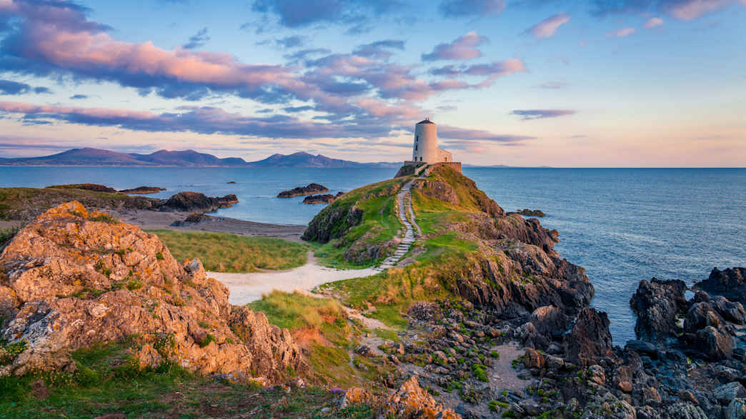 Tŵr Mawr-Leuchtturm auf der Isle of Anglesey in Waldes im Abendlicht