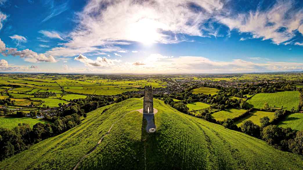 Kirchturm auf dem Hügel Glastonbury Tor in Glastonbury