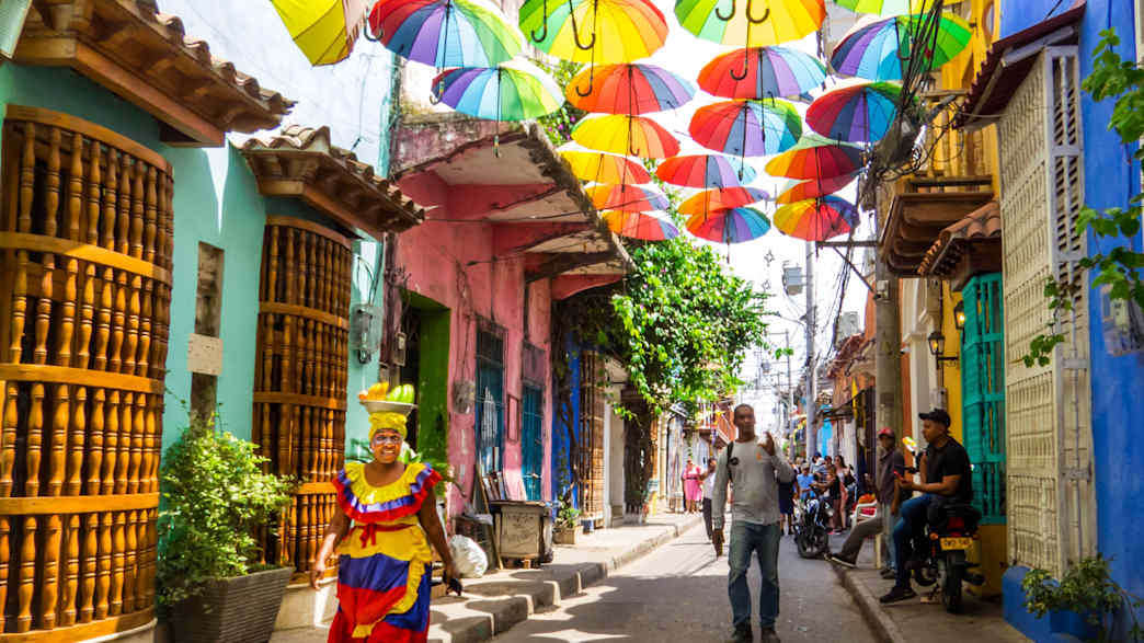 Blick auf die berühmte Umbrella's Street in Cartagena in Kolumbien