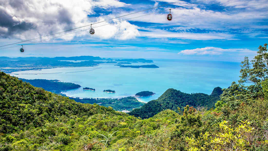 Blick auf dei Skybridge Seilbahn auf der indonesischen Insel Langkawi