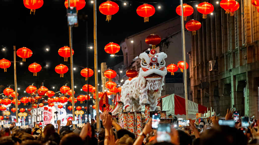 Ein Löwentanz auf der Straße von Penang während des chinesischen Neujahrs