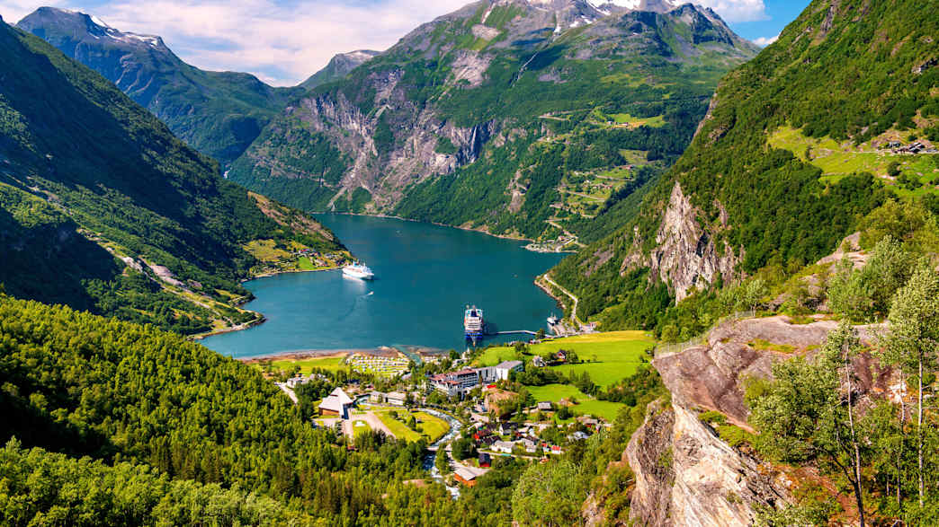 Lufaufnahme des Geirangerfjord im Sommer