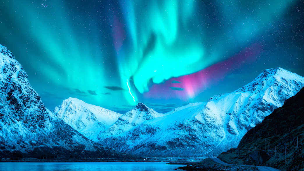Polarlichter in einer Winternacht auf den Lofoten
