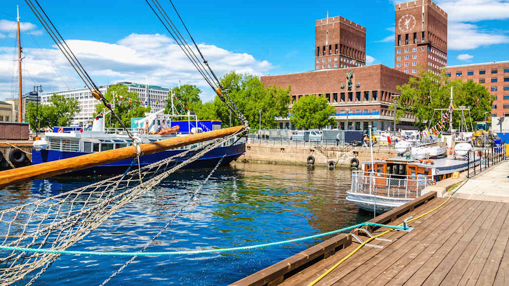 Blick auf das Rathaus von Oslo vom Hafen aus