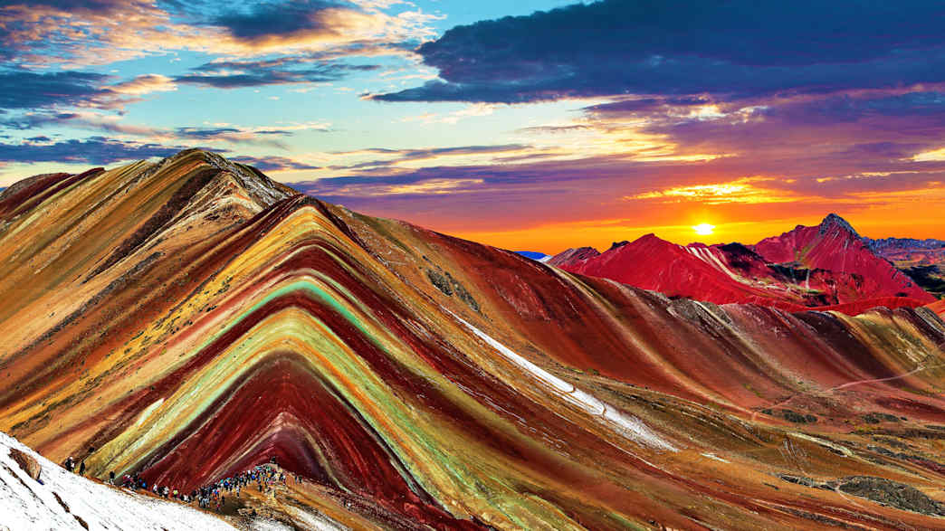 Panormablick auf die Regenbogenberge in den peruanischen Anden