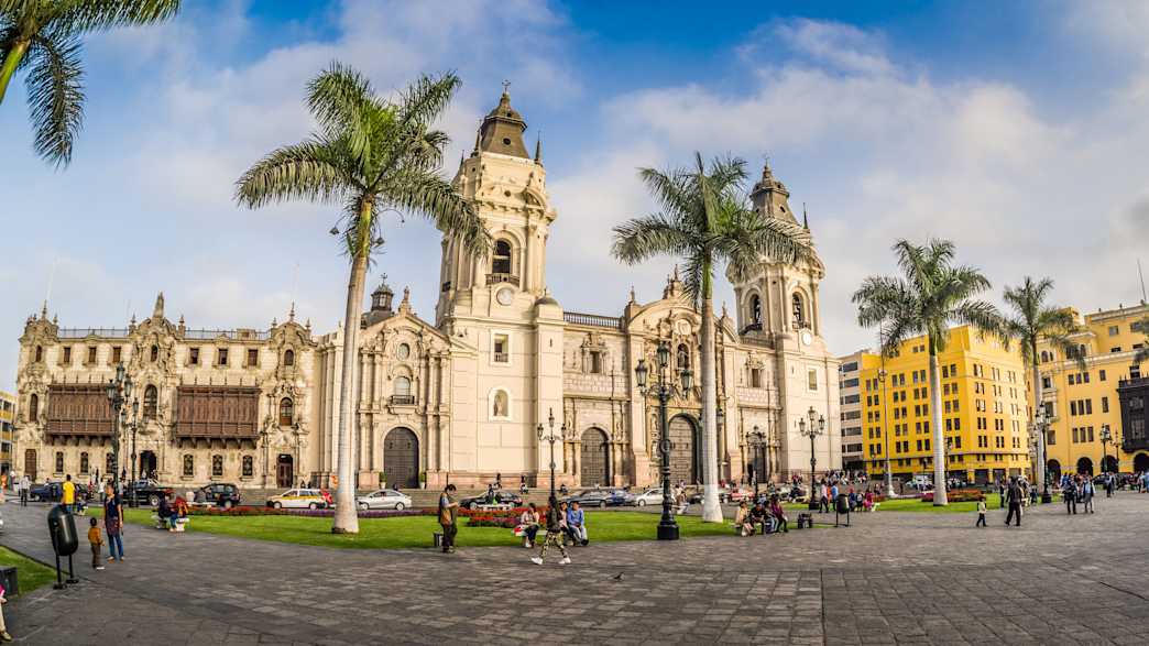 Panoramablick auf die Kathedrale in der Altstadt Lima in Peru
