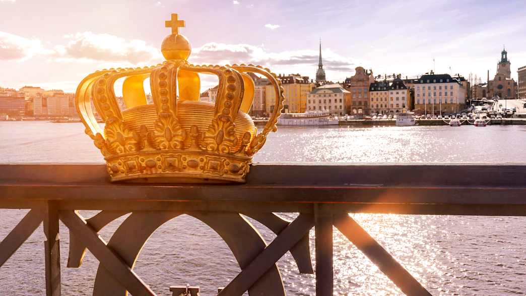 Blick auf die schwedische Krone auf der Skeppsholm Brücke im Abendlicht