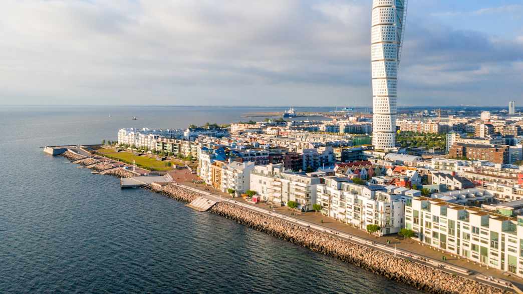 Blick auf das Hochhaus Turning Torso in Malmös Stadtteil Västra Hamnen