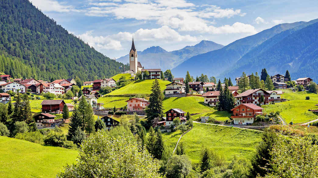 Blick auf das Dorf Schmitten am Albulapass in Graubünden