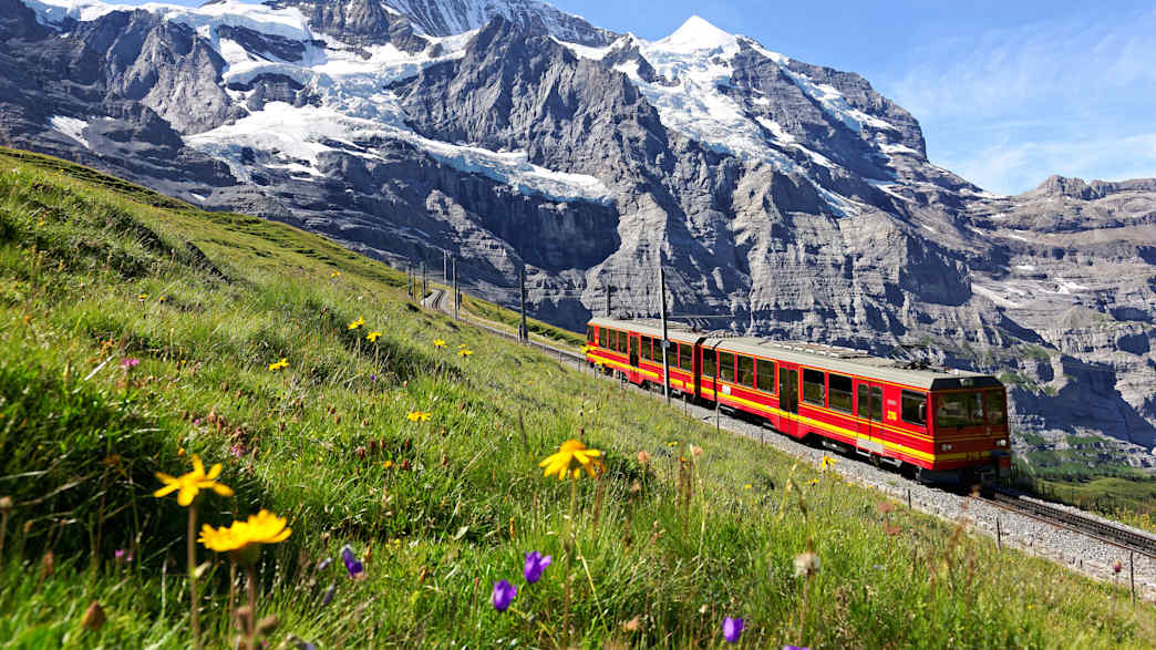 Blick auf die Jungfraubahn im Berner Oberland am Jungfraujoch