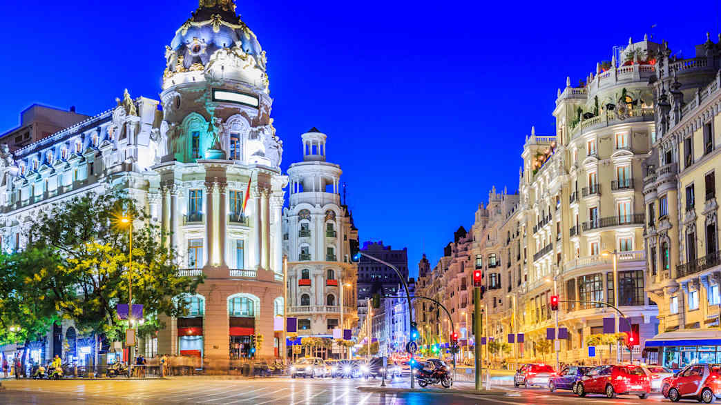 Nachaufnahme von Madrids größter Einkaufsstraße Gran Via mit dem Edificio Metrópolis