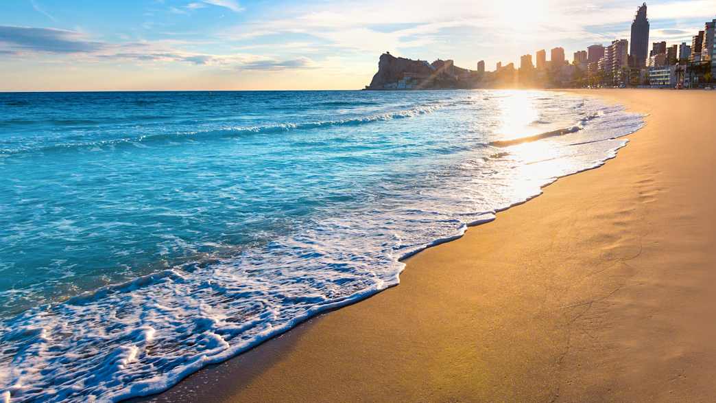 Der menschenleere Strand Platja de Llevant in Benidorm im Abendlicht