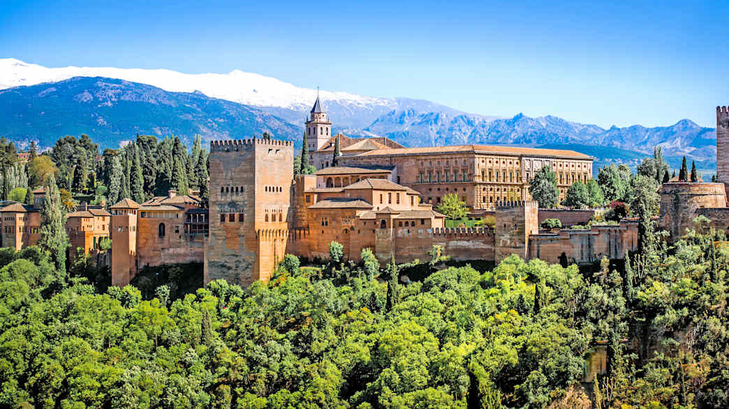 Blick auf die Alhambra bei Granada, im Hintergrund die Sierra Nevada