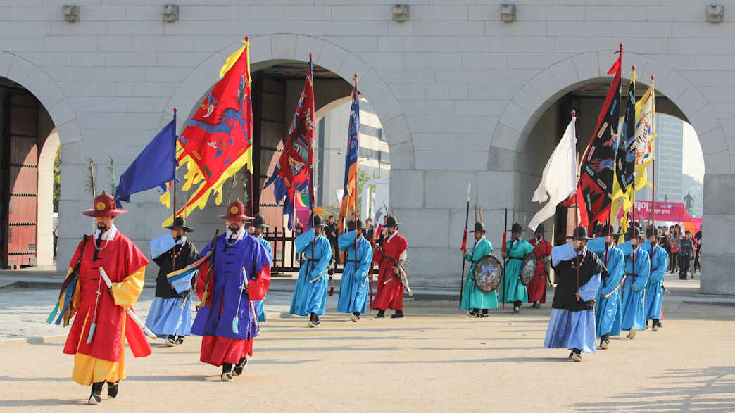 Königliche Wachen marschieren im Gyeongbokgung-Palast in Seoul Südkorea