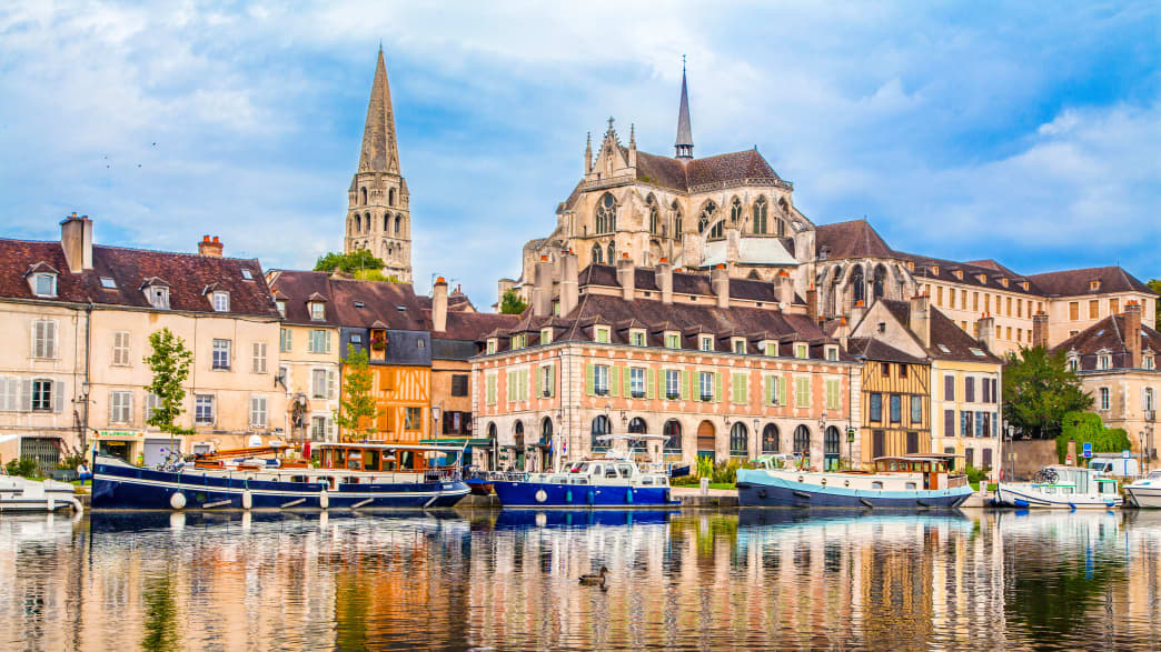 Blick vom Wasser aus auf die Altstadt von Auxerre im Departement Yonne in Burgund
