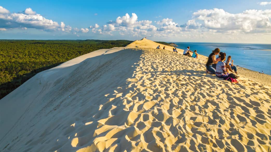 Menschen auf der Dune du Pilat an der französischen Atlantikküste