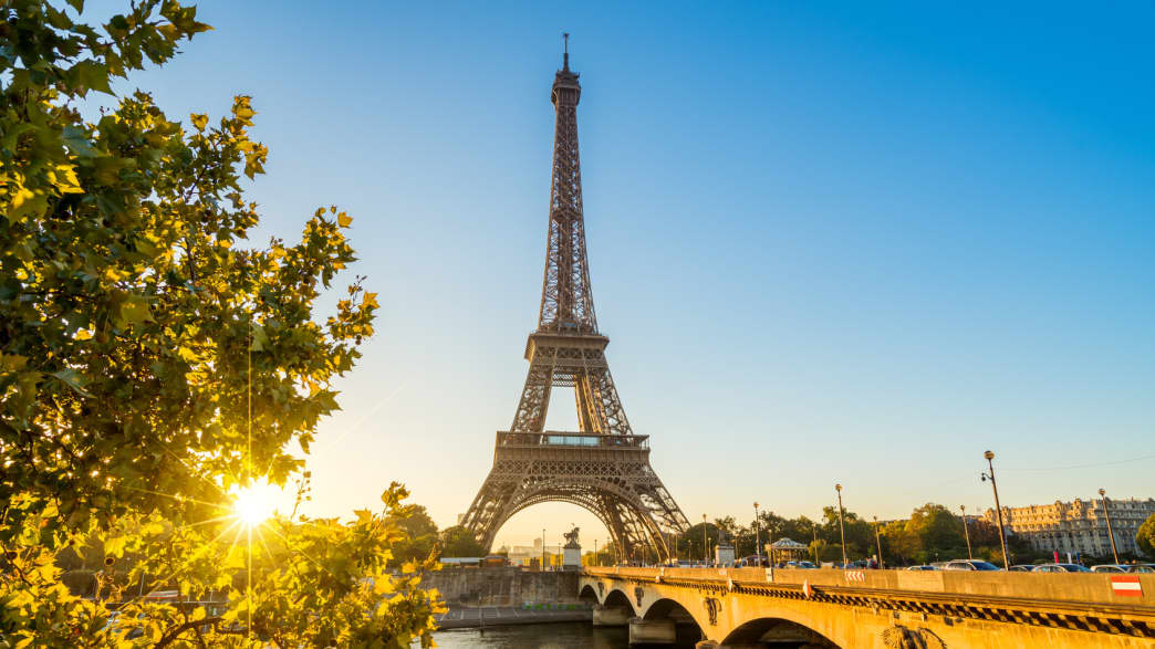 Blick über die Seine auf den Eifelturm in Paris in der Abenddämmerung