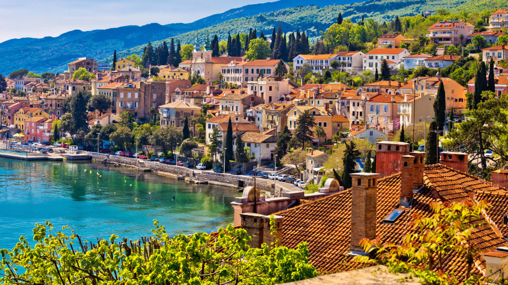 Blick auf die Küstenstadt Opatija in Kroatien