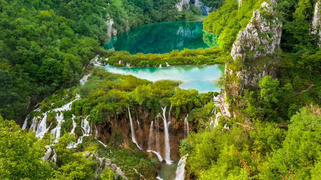Blick auf die Wasserfälle im Nationalpark Plitvicer Seen in Kroatien