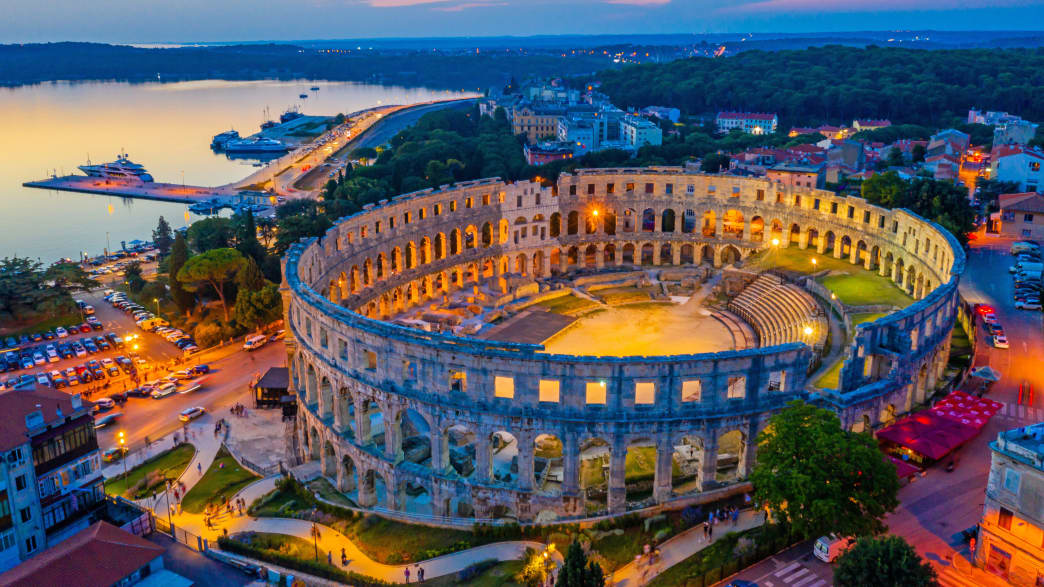 Luftaufnahme des römischen Amphitheaters im istrischen Pula bei Sonnenuntergang