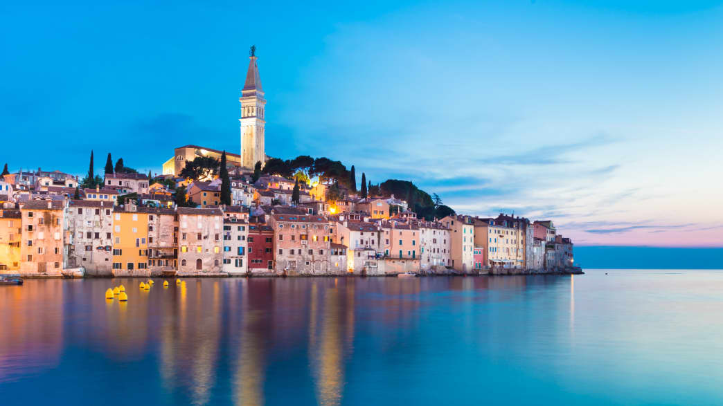 Blick von der Adria aus auf die Altstadt von Rovinj in Istrien im Abendlicht
