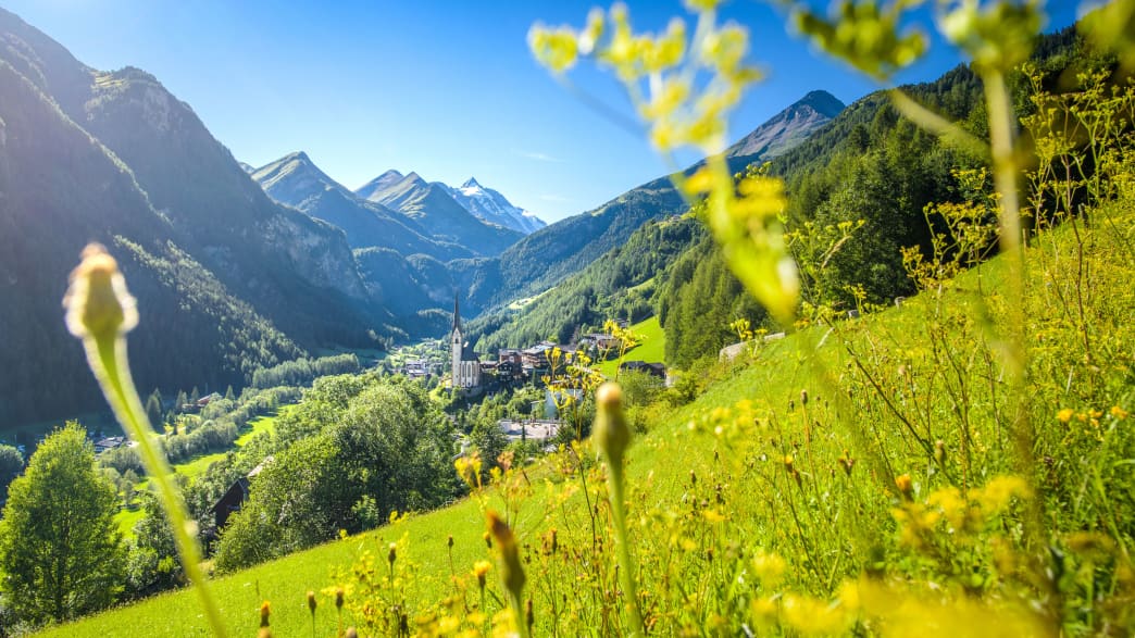 Blick auf Heiligenblut im Fruehling am Fuße des Großglockners in Kärnten in Österreich